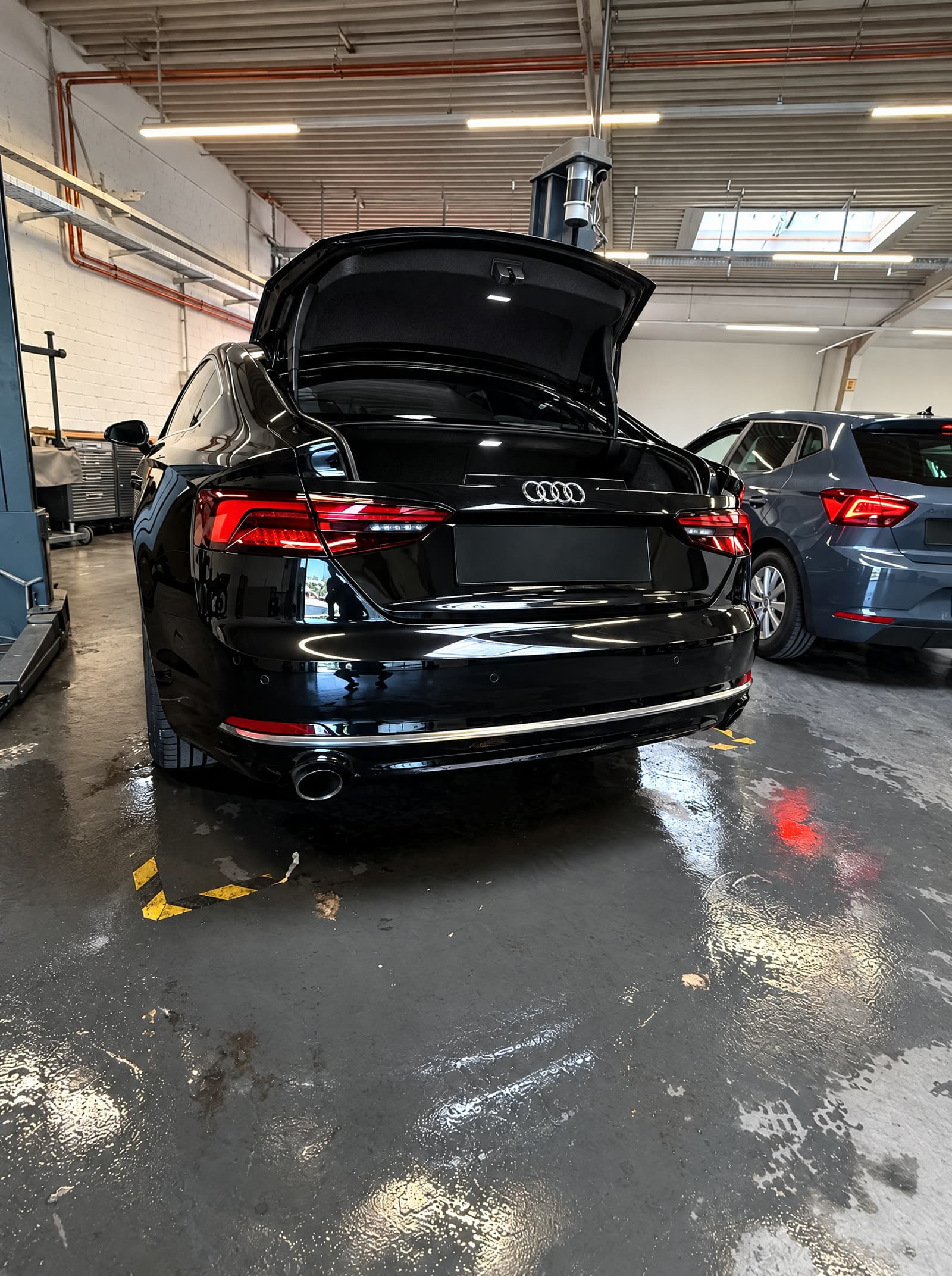 Fahrzeug nach Lackschutzmontage in der Werkstatt